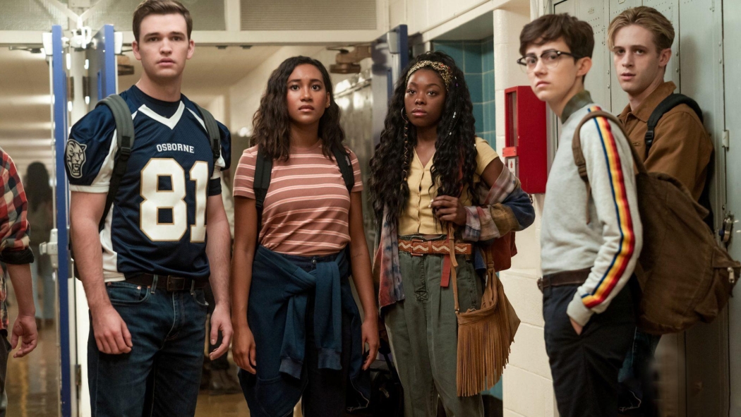 Evinde Biri Var izle